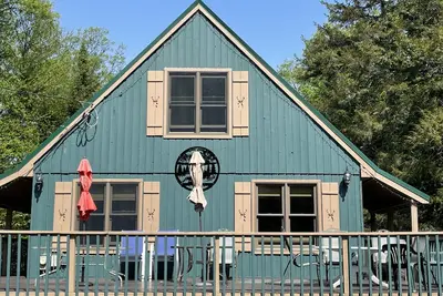 Image de Adirondack Country Camp situé à Old Forge New York.