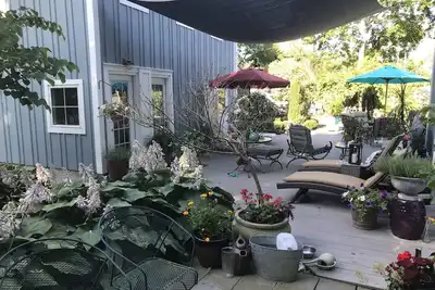 Image de Cozy guest cottage located off historic Bellevue Ave walking distance everywhere