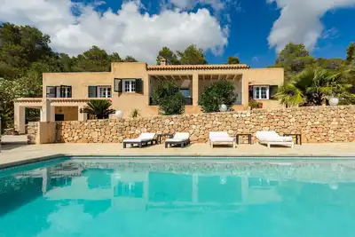 Luxueuse villa \"Casa Olivo\" avec vue sur les montagnes, piscine, Wi-Fi, balcon et climatisation.