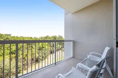 Image de Studio avec vue sur la nature et piscines partagées, bain à remous, tennis, salle de gym!