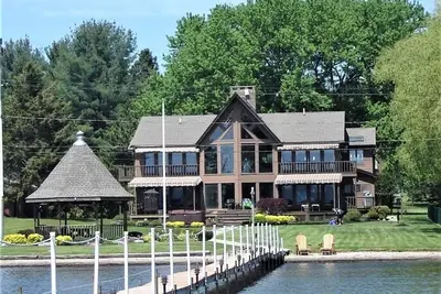 Image de Chautauqua Lakefront Estate