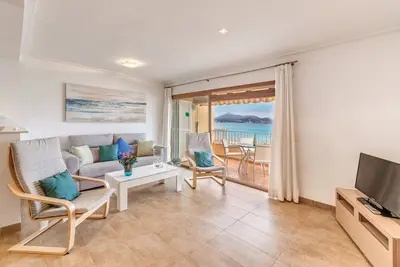 Image de Appartement \"Buganvilia Sea\" directement sur la plage avec vue sur mer, balcon et climatisation