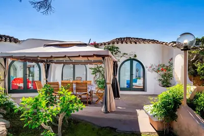 Image de Villa proche de la plage avec Wi-Fi, terrasse et jardin, animaux domestiques autorisés