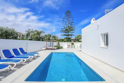 Image de Villa moderne à proximité de la plage – Villa Garasa