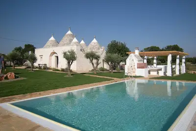 Villa de luxe \"Trulli Terrarossa\" dans le style des Pouilles avec piscine