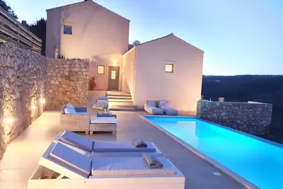 Villa Albatros élégante avec piscine à débordement et vues spectaculaires à Syvota Lefkada