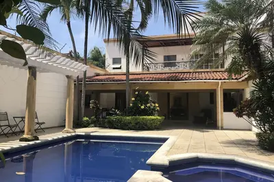 Image de Belle grande maison, près des restaurants, unicentro, jardín plaza et plus.