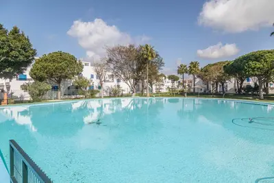 Image de Appartement de vacances Almadraba avec Wi-Fi, terrasse, piscine partagée et jardin partagé
