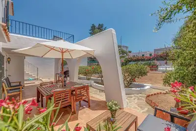 Image de \"Sweet Family House\" avec climatisation, jardin, terrasse et Wi-Fi ; parking dans la rue