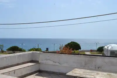 Image de Appartement de vacances \"Trilocale con vista mare Pt51\" avec terrasse et vue sur la mer.