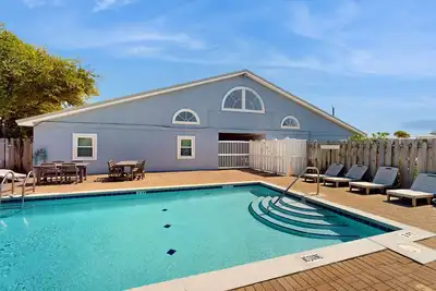 Image de Condo de plage classique avec piscine partagée, loft, grill partagé - à pied de la plage!