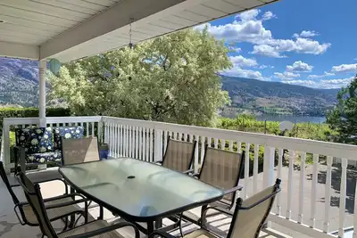 Image de Magnifique vue sur le lac Skaha à gogo, vue sur la montagne depuis un vignoble \/ verger privé