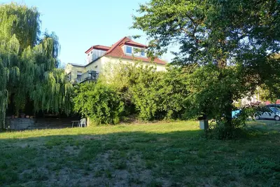 Image de Studio avec jardin ; les voyageurs d'affaires sont les bienvenus