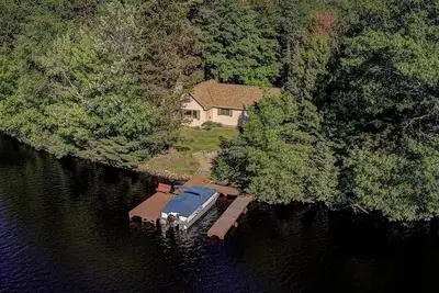 Image de Chain Lake Home ~ À quelques pas du bord de l'eau sur la chaîne Sugar Camp