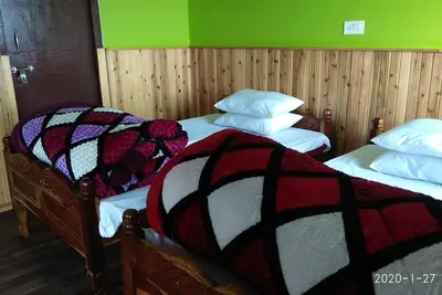 Image de Maison avec chambre chez l'habitant. pépinière de fleurs de renommée mondiale et jungle de pins