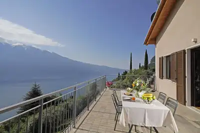 Appartement de vacances \"Maison du Pralonc - Cielo\" avec vue sur le lac et les montagnes
