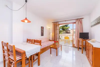 Image de Appartement proche de la plage avec accès à une piscine, terrasse privée, climatisation et Wi-Fi