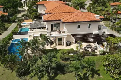 Maison de ville de luxe dans la prestigieuse baie de Pristine, domicile du terrain de golf Black Pearl