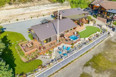 Image de Nouveau! Similk Bay Retreat w / Deck, Fire Pit + Hot Tub!