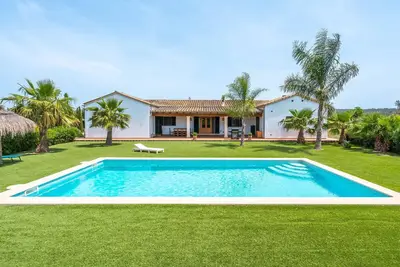 Maison de campagne 'Can Mossenyer' avec vue sur les montagnes, piscine privée et Wi-Fi