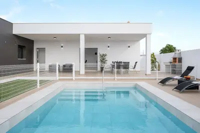 Belle villa Sandra (familles seulement) avec piscine, climatisation et terrasses