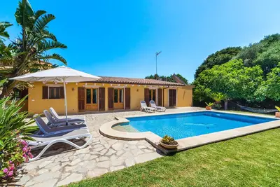 Image de Avec jardin et piscine dans un cadre verdoyant - Villa Cuxac De Na Joana