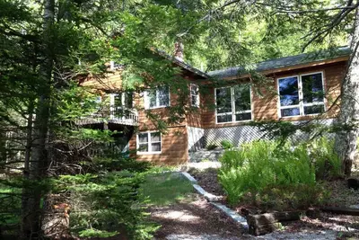 Image de Maison en bois rond classique sur Pristine Maine Pond