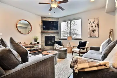 Image de 3br incroyable avec de nouveaux meubles et bain Ă remous! Mins. Loin de Deer Valley / Park City