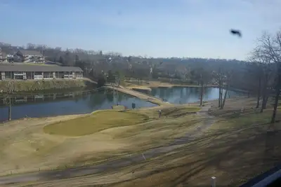 Piscine fermée / intérieure et extérieure donnant sur le trou 17 Golf de Pointe Royale