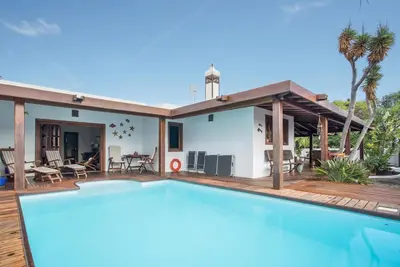 Image de Villa Ana de style avec Wi-Fi, jardin, terrasse et piscine ; parking disponible