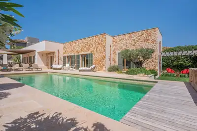 Image de Maison climatisée près de la plage avec un beau design, piscine, terrasse, jardin et Wi-Fi.