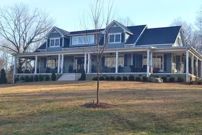 Image de Home in private country setting within 35 minutes of downtown Nashville. After a day in the city, come home to a peaceful oasis.