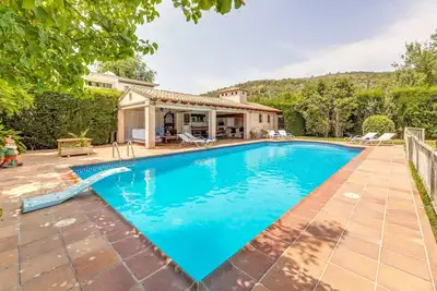 Image de Villa \"Tramontana\" baignée de lumière dans un cadre idyllique