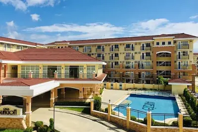 Spacieux 1 chambre avec balcon @ Arezzo Place Davao + Wifi + Netflix + douche chaude