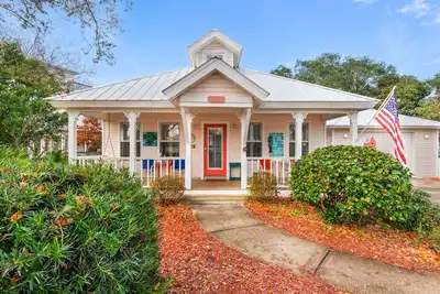 Image de Cottage de plage impeccable et adorable! Étapes vers la piscine et la plage communautaires!