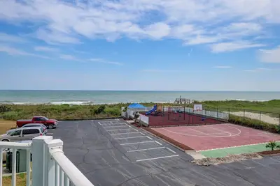 Image de Condo en bord de mer récemment rénové avec accès facile à la plage, des tonnes de commodités et un balcon privé
