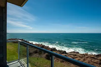 Image de Vagues déferlantes, vues à couper le souffle et détente vous attendent à «Whale Crossing»!