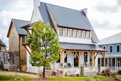 Image de Remarkable Charm and design now available in Carlton Landing