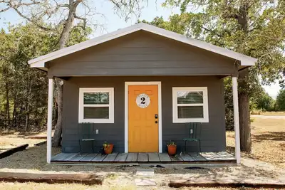 Image de 02 Yellow Rose - Carmine Cottage avec vue sur la campagne