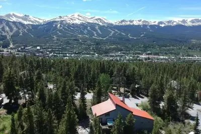 Image de Rénovation complète, à 5 min de la rue Main, 19 couchages, luxe, nouvelle cuisine, bain à remous