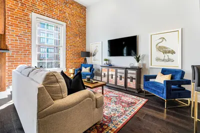 Image de 💙 Dwntwn Nola Charmer, With All The Feels! 2br+Queen Sleeper Sofa+Private Balcony💙The Steamboat