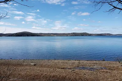 Image de Free Tic. (Sdc) Beach Front-Table Rock Lake. Marina & Pool 1 Block Away. Bring your beach chair! !