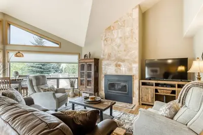Image de Belle maison avec passes Sharc, barbecue à gaz privé et équipements de villégiature partagés!