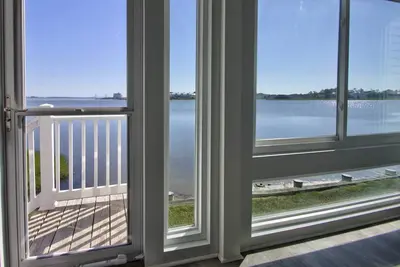 Image de First Floor. Water's Edge. Spectacular Views, Pool, Tennis, With Many Free Activities