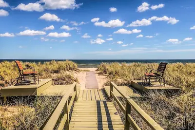 Image de Westhampton Home - Plage privée, piscine et terrasse!
