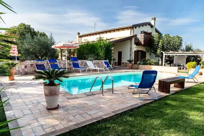 Image de Belle maison de vacances pour 5 personnes avec piscine, climatisation, Wifi, Tv, patio et parking