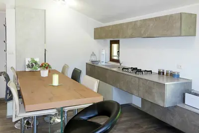 Image de Appartement dans une maison de vacances avec bain Ă remous, climatisation, piscine, Wifi, Tv, patio