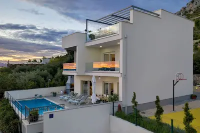 Image de Villa M- en pleine nature avec piscine chauffée et terrain de sport
