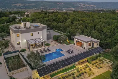 Superbe maison à Poljica avec jacuzzi
