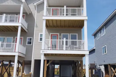 Image de Nouveau \"townhome\" prêt pour l'été.